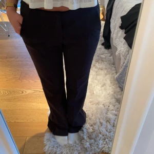 Kostymbyxor  - Svarta kostymbyxor från InWear i storlek 38. Använda 1 gång och säljer pga att jag inte får de till användning. Köpta för 1000kr så säljer bara vid bra bud. Köparen står för frakt💕