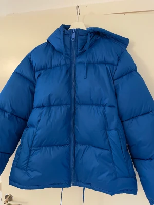 Jacka, HM, S - Puffer jacket från HM, storlek S. Använt men fint skick. Sällsynt och eftertraktad färg, därav priset.