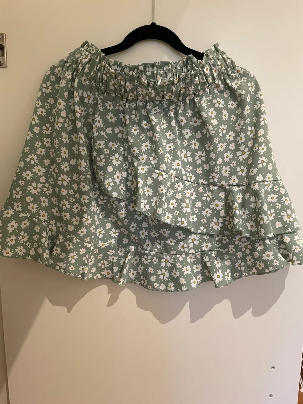 Ej använd ljusgrön, blommig kjol från shein i storlek medium. Kjolar.