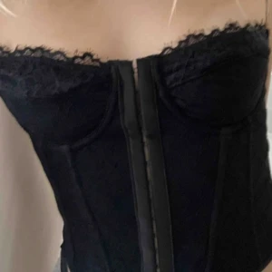 Korsett - Jätte snygg svart korsett endast använd 2 ggr. Säljer eftersom den inte riktigt passar mig. Frakten ingår inte💓💓skriv vid frågor osv.😊