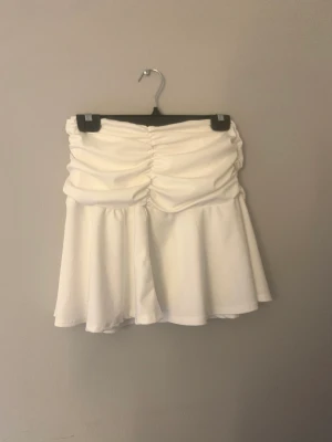 Kjol - En kjol som även funkar som topp Är ganska liten i storlek passar s/m