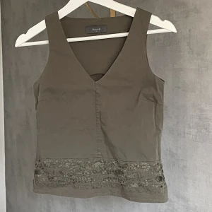 Topp från Filippa k - Söt topp från Filippa k med broderade blommor längst ner💚 färgen är militärgrön/ khaki. Den är true to size! Materialet är ej stretchigt💚