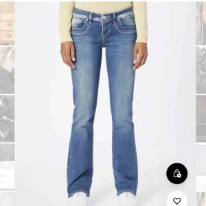 jätte fina lågmidjade ltb jeans i modellen valerie❤️‍🔥 dom är stretchiga i materialet och är i storlek 25/30 , passar mig i längden som är ca 163cm men passar nog också runt 158-167 cm❤️‍🔥 TRYCK INTE PÅ KÖP DIREKT 