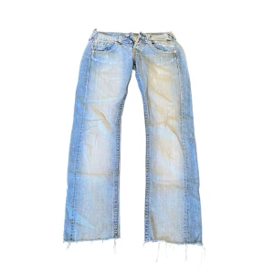 Low waisted jeans - Så snygga låga jeans som jag tyvärr inte använder längre. Det är inte lika ”blåa” som på bilden utan mer jeansfärgade. Sitter superfint och är i bra skick! Midjemått är 36cm och innerbenslängd 78,5cm. Skriv privat vid intresse o frågor! 🙌🏼🩷
