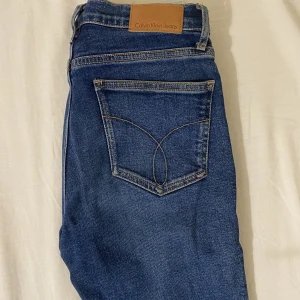 Calvin klein jeans - Jeansen är i väldigt bra skick och är i storlek w 25 L30. Köpta för 1099kr och säljs för 400kr. 