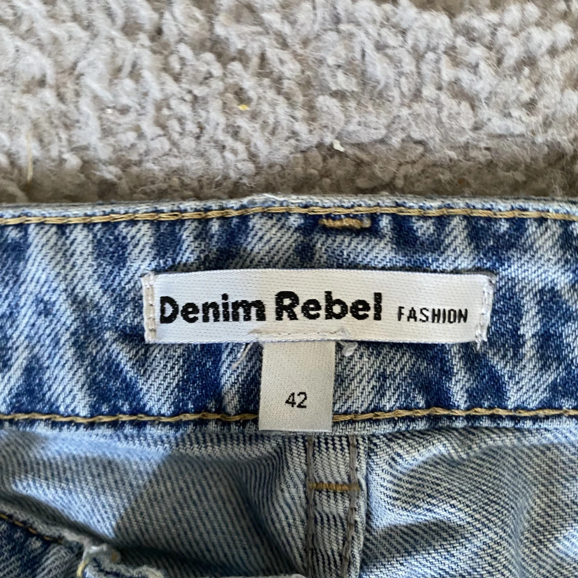 Jeans med hål på knäna - 90