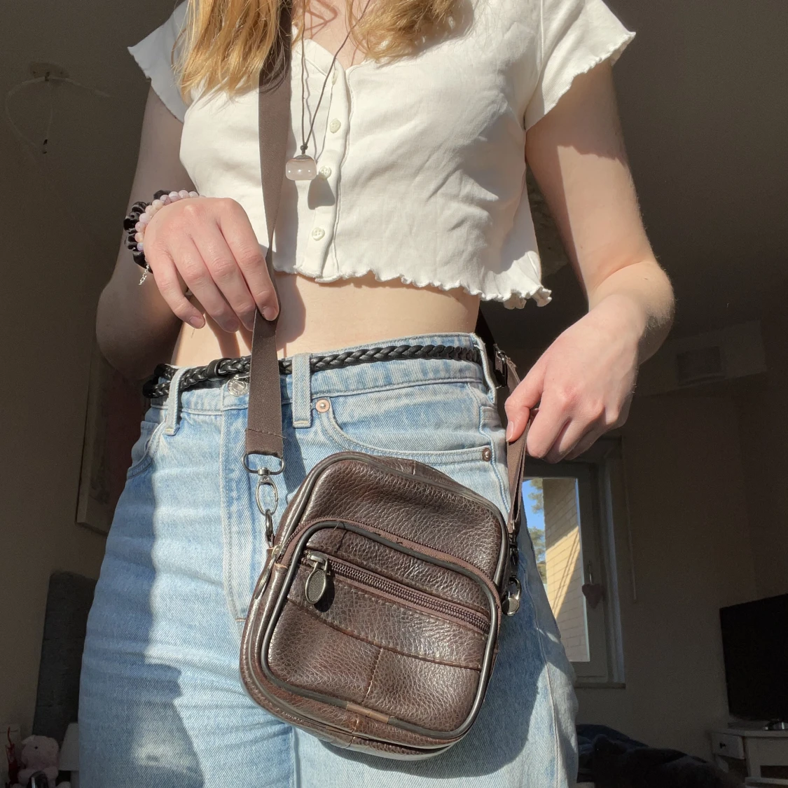 Liten brun axelremsväska 
