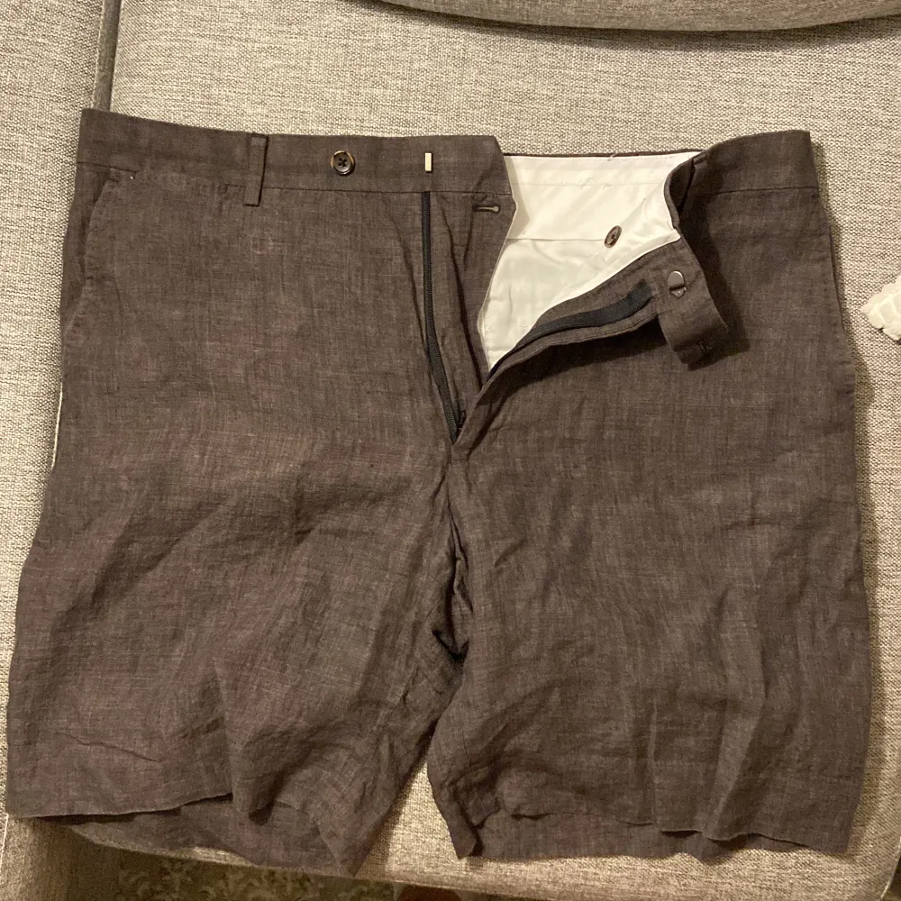 As snygga shorts i linnen från These Glory Days, perfekt för sommaren, dom är bruna, köpta för 899. Shorts.