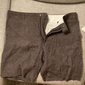 As snygga shorts i linnen från These Glory Days, perfekt för sommaren, dom är bruna, köpta för 899