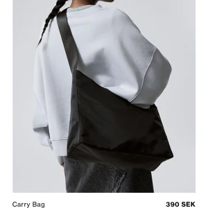 Weekday väska - Populär väska från weekday i modellen ” Carry”. Nyskick! 