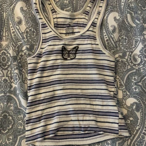 Randig topp - Säljer den här söta toppen/linnet! Det är stretchigt material. Skriv vid frågor eller intresse! 💋