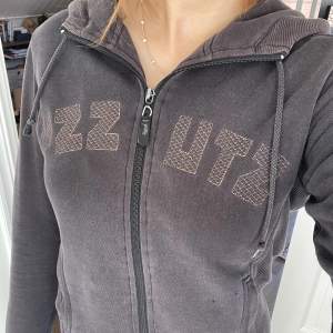 Zip up hoodie från Stussy. Köpt i USA för längesen men i bra skick. Kan frakta eller mötas i sthlm💕