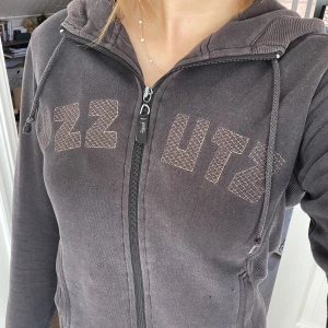 Zip up från stussy - Zip up hoodie från Stussy. Köpt i USA för längesen men i bra skick. Kan frakta eller mötas i sthlm💕