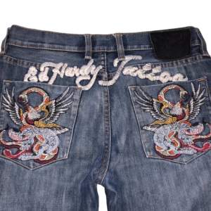 Ed hardy straight fitted jeans, i storlek M som knappt är använd. Måtten vid midjan är runt 90cm och jeansen är mid-wasited.