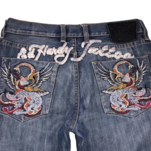 Ed hardy tattoo jeans - Ed hardy straight fitted jeans, i storlek M som knappt är använd. Måtten vid midjan är runt 90cm och jeansen är mid-wasited.