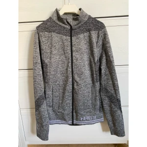 Grå träningströja - Skön träningströja i nyskick, använd en gång. 