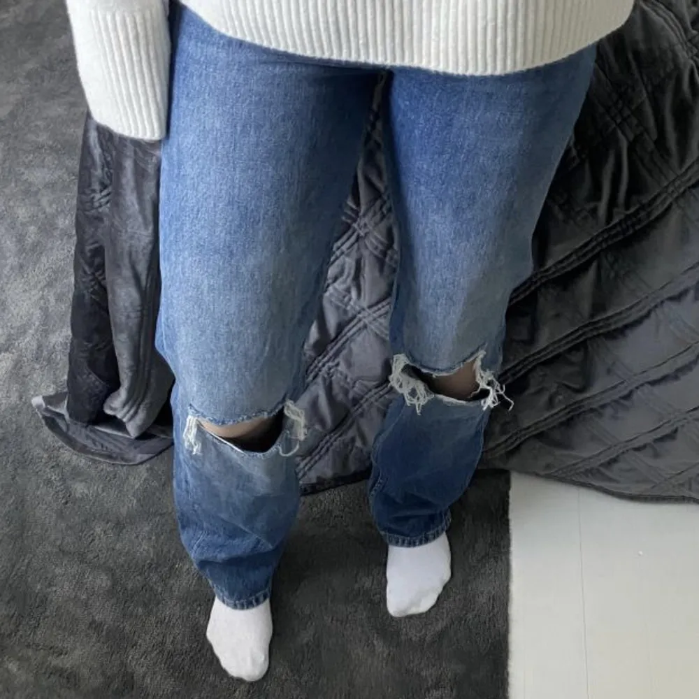 Säljer dessa snygga jeans från Gina Tricot. Högmidjade som inte säljs längre. Använda fåtal gånger så i ett mycket fint skick! Nypris var 699kr. Jeans & Byxor.