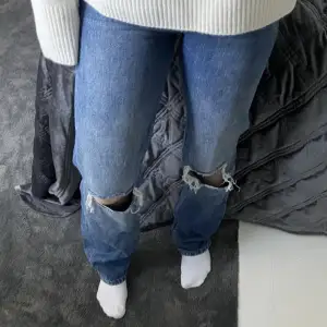 Säljer dessa snygga jeans från Gina Tricot. Högmidjade som inte säljs längre. Använda fåtal gånger så i ett mycket fint skick! Nypris var 699kr