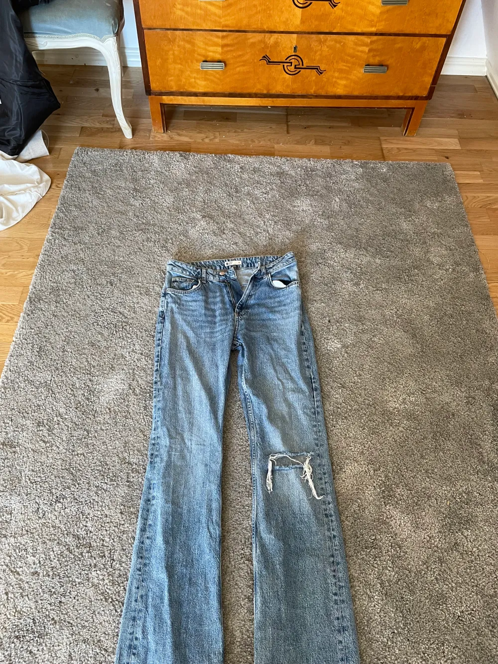 Säljer ett par jeans som sitter jätte fint och perfekt längd, dom har hög midja men inte jätte hög☺️. Jeans & Byxor.