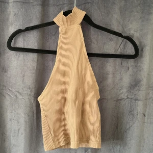 Topp NA-KD - Beige topp från na-kd i storlek xs. Är i bra skick!