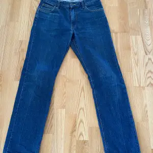 West jeans storlek 30/32. Sitter straight. Säljes pga för små. 