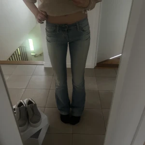 Low waist bootcut jeans - Så snygga och unika lågmidjade bootcut jeans från Fornarina. Storlek 24 men passar även upp till 26. Säljer då de tyvärr är försmå för mig och inte kommer till användning. Midjemåttet är 76 och innerbenslängden är 86