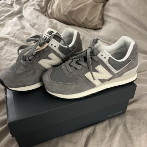 New balance 574 grå - Säljer helt oanvända new balance, bara provade! 