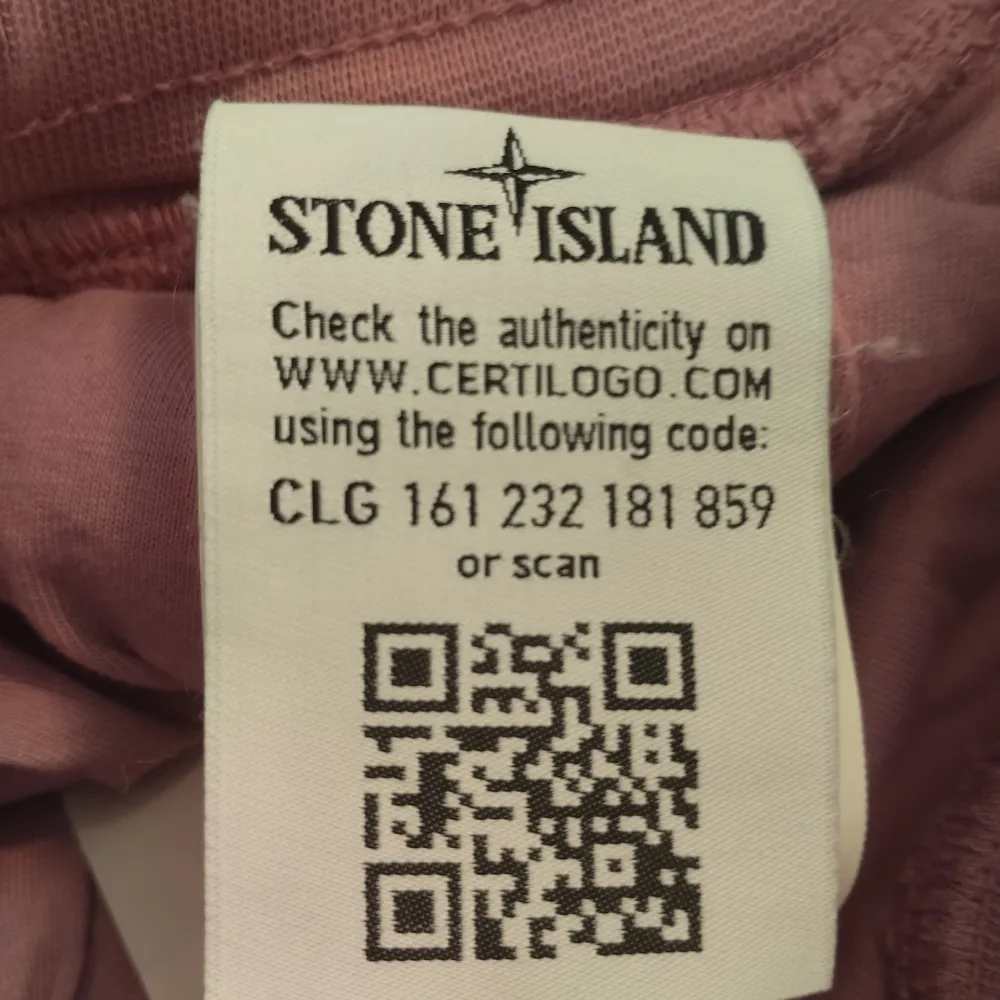Stone island shorts används bara 3 gånger. Om du har frågor eller du vill ha flera bilder du kan skriva till mig 🤗💛. Shorts.
