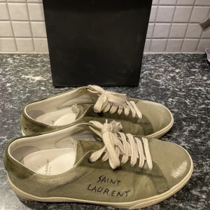 Saint laurent skor - Saint laurent skor SL/06. Skick 9,5/10. Säljs pga ingen användning av längre. Skriv vid frågor och funderingar.