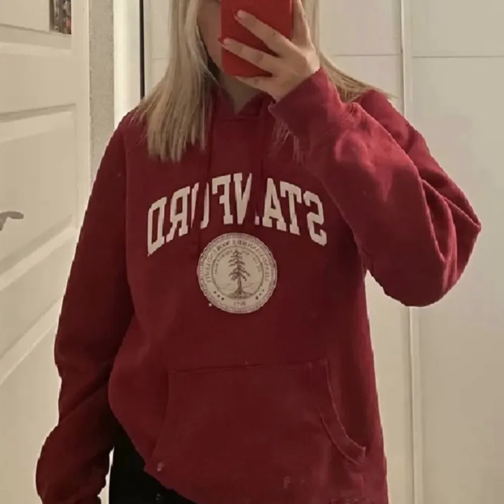 Säljer nu denna hoodie åt min tjej eftersom att hon aldrig använder den mer. . Hoodies.