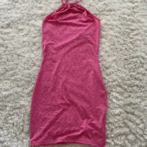 Säljer denna superfina rosa sommar/festklänningen. Använd 1 gång och är i strlk s, jag på bilden är 170cm. Frakt tillkommer🥰