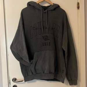 En grå hoodie från zalando, oversized och nästan aldrig använd