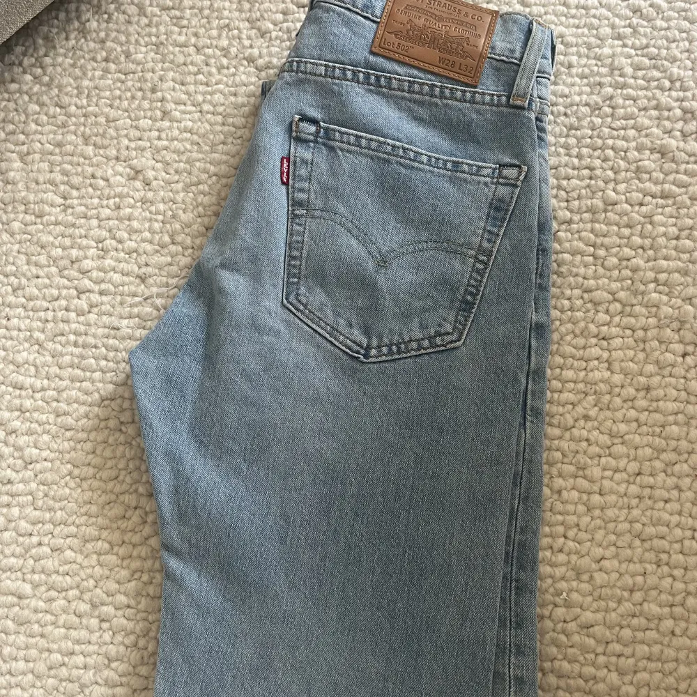 Levis Jeans i rak lång modell ljusblå. W28 L32. Helt nya! Aldrig använda bara provade.. Jeans & Byxor.