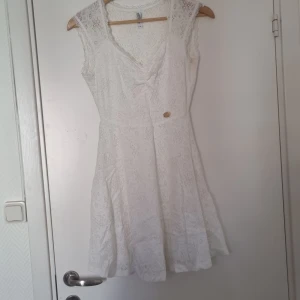 Vit klänning - Så söt klänning till sommaren. Storlek S från chiara Forthi.