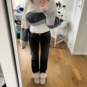 Zara jeans - Säljer mina superfina jeans från zara💕 de har aldrig använts och är därför i perfekt skick👌 de är midwaist men sitter ganska lowwaist om man drar ner de lite💕💕