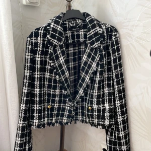 Blazer/kavaj säljes! Strl: 36  - Säljer denna fina kavaj/blazer från Gina:Tricot. Strl: 36. Passar både S och M! 