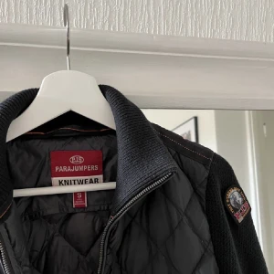 Parajumper vårjacka - Säljer min Parajumper i str s, passar även mig som är m. Använd sparsamt, skriv gärna för fler bilder! Pris kan diskuteras vid snabb affär.