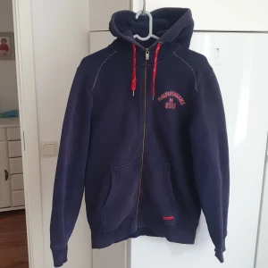 Ziphoodie - Fräsch hoddie Peak Performance, använd men är väldigt välvårdad. Stl. L