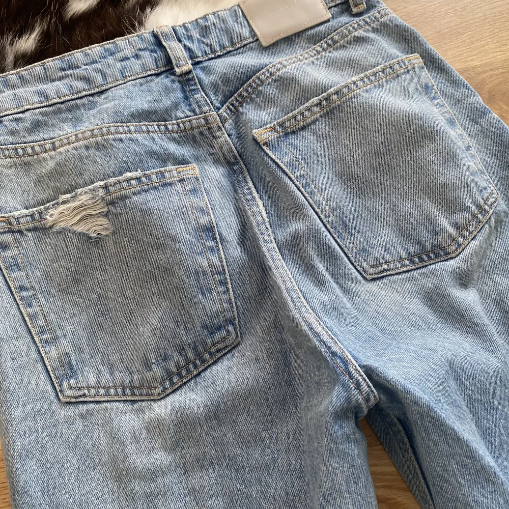 Jättefina Stockholms stil högmidjade jeans från pull&bear, ger kroppen en fin ⌛️form 💗. Jeans & Byxor.