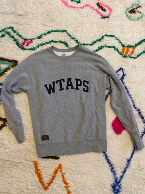 Wtaps crewneck  - Riktigt skön Wtaps crewneck🙌🏻 Nypris över 3tusen! Riktigt bra skick💫