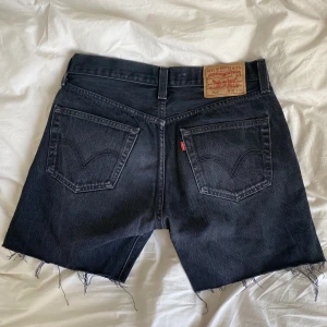 Levis 501 shorts - Grå/svarta levis jeansshorts, W31 men passar xs/s beroende på önskad passform💕