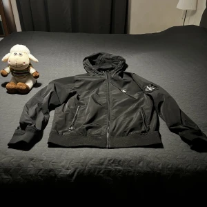 Calvin Klein jacka - En Calvin Klein jacka säljes, storlek M, använd några enstaka gånger.