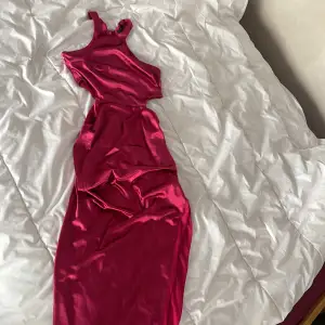 Satin pink zipper in the back thigh high slit. Perfect for a wedding or a fancy party. Size 8-10 US. Or medium. Has a great stretch 