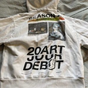 Hoodie med tryck - vit, pösig hoodie med tryck fär fram och bak, tecken på användning men bra skick.