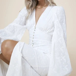 Adoore  - Hej! Säljer denna adoore klänning, beställde än i 32 och en i 34. Glömde läma tillbaka ena som inte passade, alltså denna klänning i storlek 34. Alltså är klänningen helt oanvänd! Bara att höra av sig om man vill ha bild på just min klänning!!