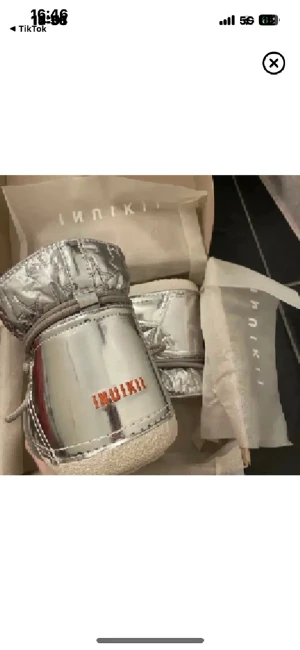 Inuiikis  - Hej, då jag ska flytta och behöver rensa säljer jag dessa inuiikis i jättefint skick. Storlek 40, passar även 39. Nypris-3700, mitt pris 1100!! Använd gärna köp nu, eller kom privat för frågor!