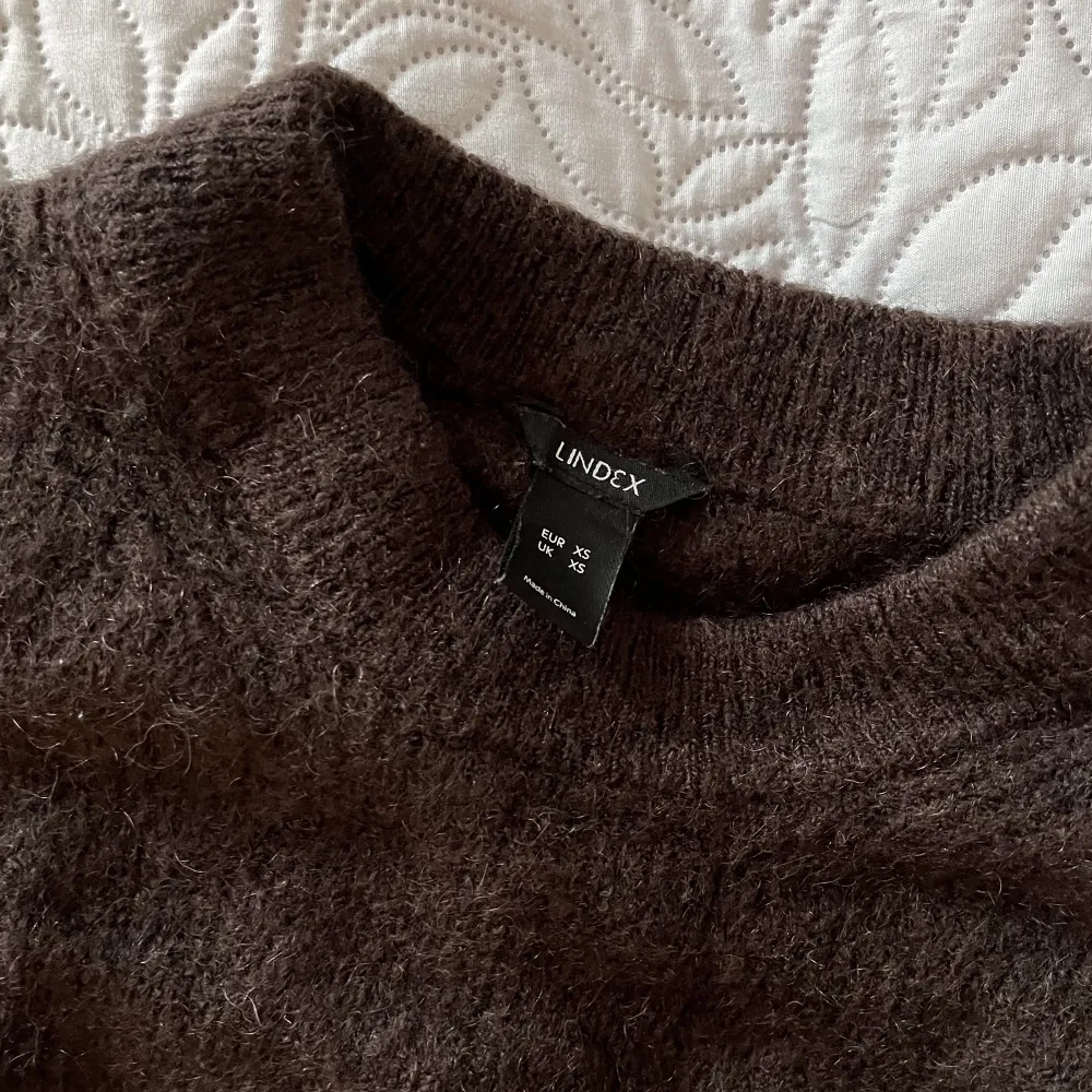 En brun stickad tröja som passar perfekt nu till hösten! Hållbart material som inte nopprar i ullblandning. Köpt för 499 på Lindex 🤎. Stickat.