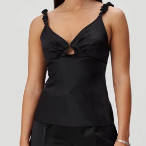 Adoore linne - Oanvänt svart satinlinne från Adoore med prislapp kvar! Nypris 495 kronor. Storlek: 40