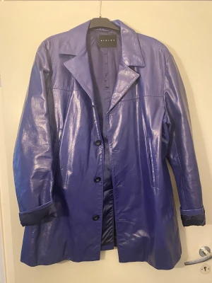 Skinnjacka - Vintage Skinnjacka/ kappa i en ball blå färg!! Gör vilken outfit somhelst lite cool 