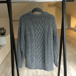 Stickad Tröja - En jätte fin oversized grå stickad tröja som tyvärr inte kom till användning. Har inga defekter då den aldrig har använts.